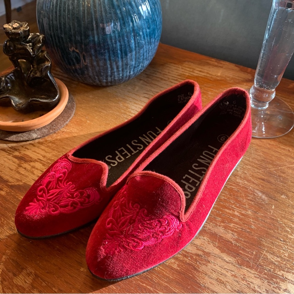 RED VELVET FLATS